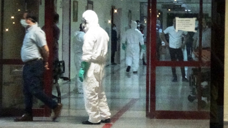 Kaza Yapan Araçta Kimyasal Madde Şüphesiyle Hastanenin Acili Kapatıldı