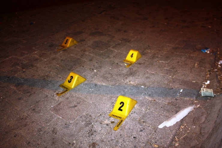 Sokak Ortasında Uzun Namlulu Silahlarla Kavga