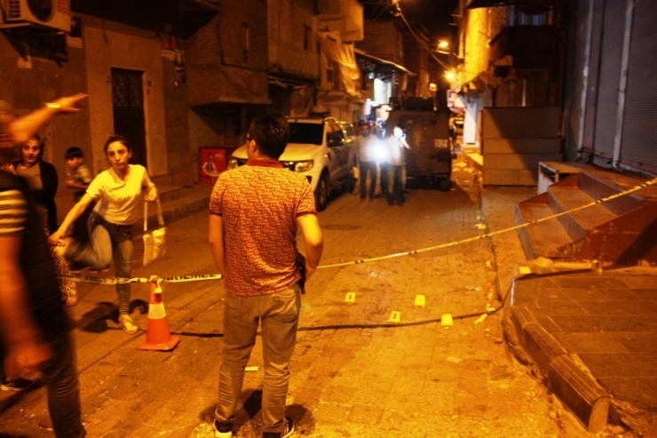 Sokak Ortasında Uzun Namlulu Silahlarla Kavga