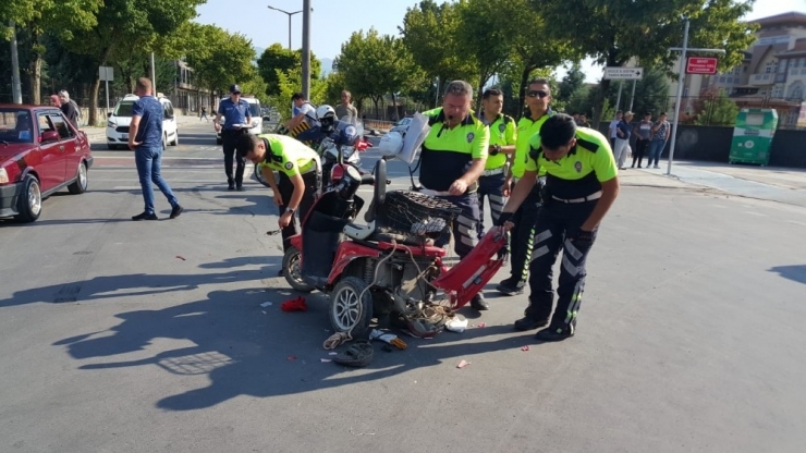 Otomobil İle Elektrikli Bisiklet Çarpıştı: 1 Yaralı