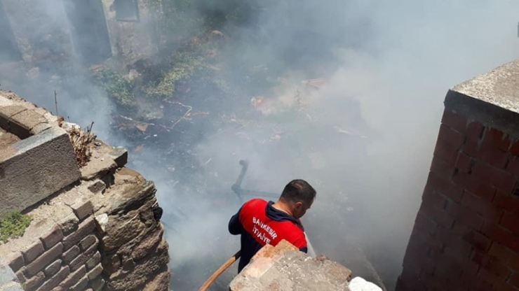 Metruk Evin Bahçesinde Çıkan Yangın Korkuttu