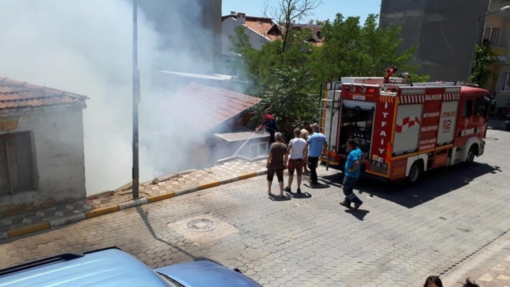 Metruk Evin Bahçesinde Çıkan Yangın Korkuttu