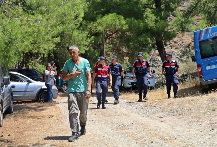 Babanın Aldığı Koku Harekete Geçirdi, Jak Bölgeyi Karış Karış Taradı