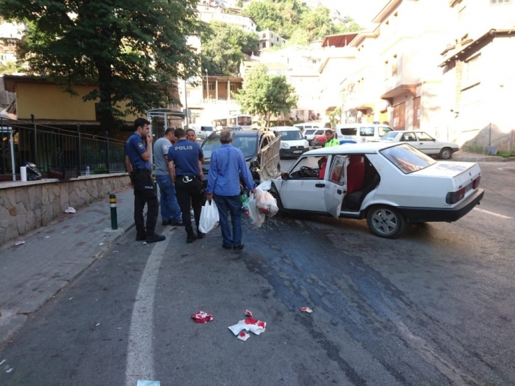 İki Araç Kafa Kafaya Çarpıştı