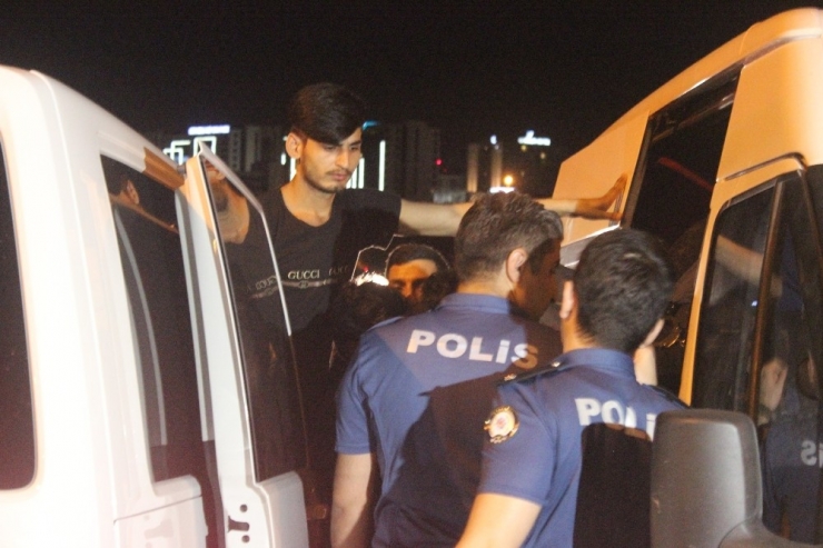 Dur İhtarına Uymayan Polisten Kaçarken Kaza Yaptı... Araç İçinden 20 Mülteci Çıktı