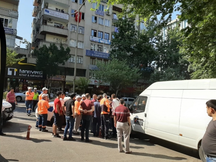 Parkomat Görevlisiyle Sivil Polis Memuru Arasında Kavga