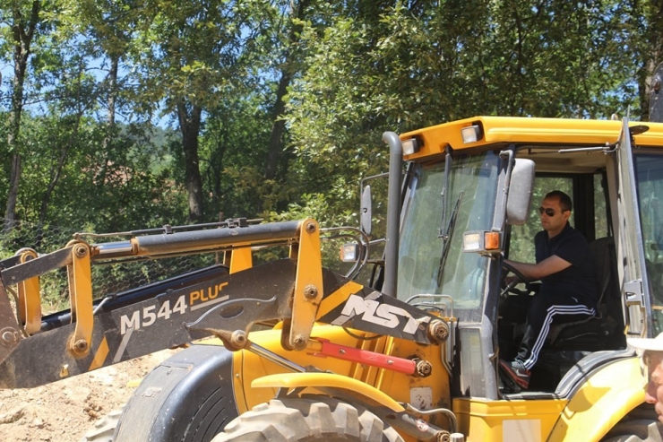 Kaymakam, Şehitlik Bakım Çalışmalarında İş Makinası Kullandı Ve Peyzaj Çalışmasına Katıldı