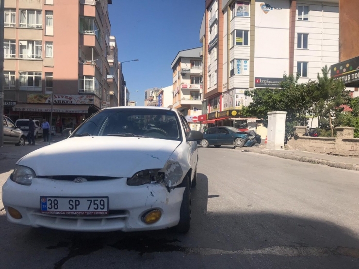 Kaza Yapan Otomobil Duvara Çarparak Durabildi
