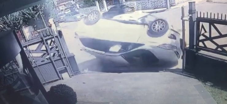 Hafif Ticari Araçla Çarpışan Otomobil Böyle Takla Attı