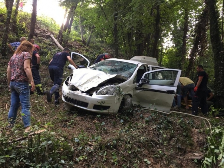 Kartepe Yolunda Araç Şarampole Yuvarlandı: 5 Yaralı