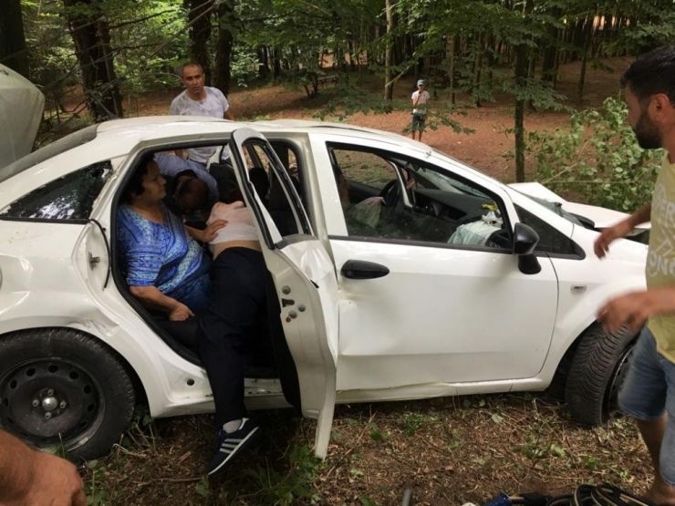 Kartepe Yolunda Araç Şarampole Yuvarlandı: 5 Yaralı