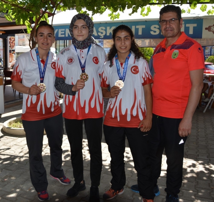 Korkuteli, Kick Boksta 3 Türkiye Birincisi Çıkardı