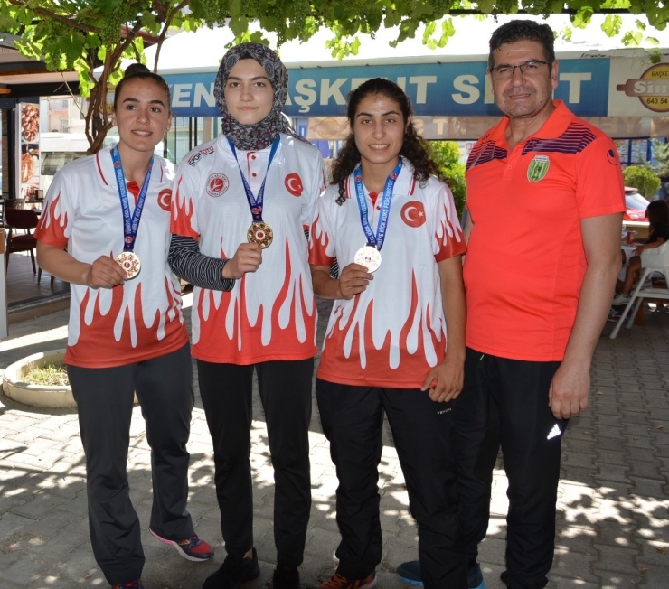 Korkuteli, Kick Boksta 3 Türkiye Birincisi Çıkardı