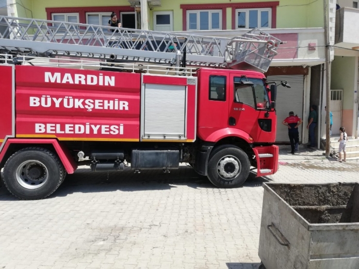 İki Binanın Arasına Sıkışan Köpeği İtfaiye Kurtardı