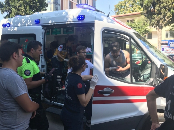 Motosiklet Yayaya Çarpı; 3 Yaralı