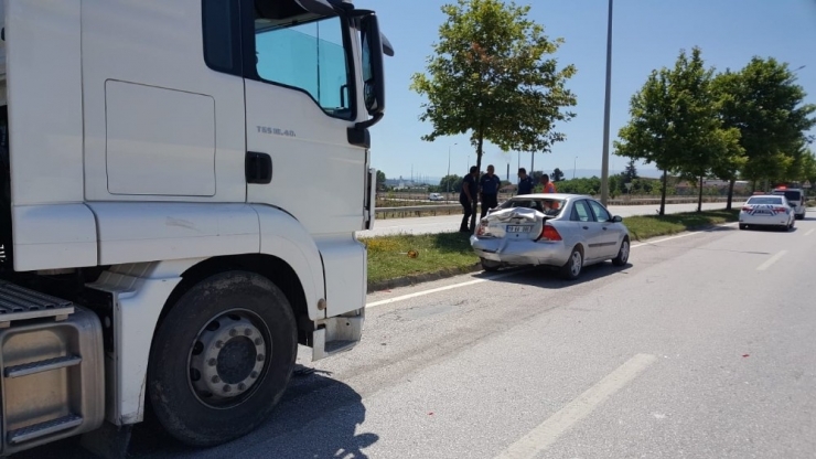 Tır Otomobile Çarptı: 3 Yaralı