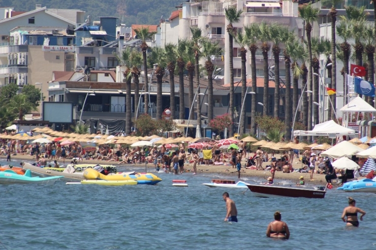 Sıcak Havada Bunalan Tatilciler Plaja Akın Etti