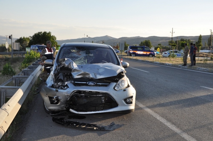 Otomobil Motosiklete Çarptı: 1 Ölü, 4 Yaralı