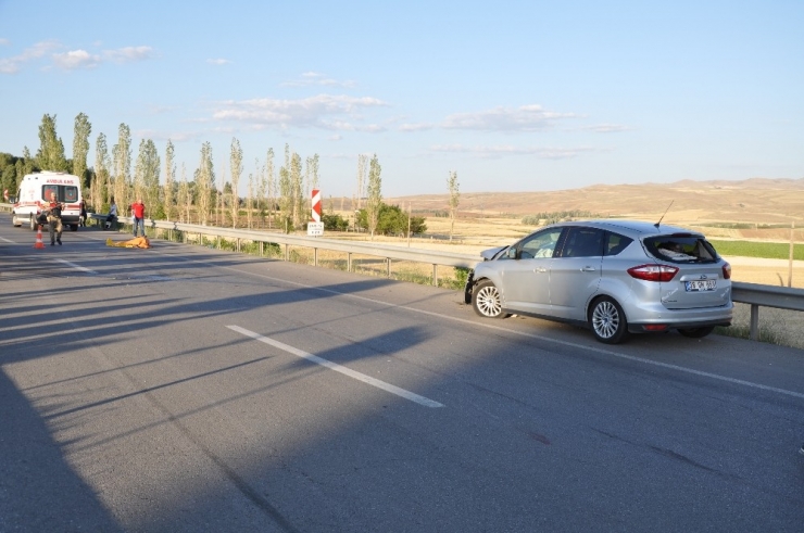 Otomobil Motosiklete Çarptı: 1 Ölü, 4 Yaralı