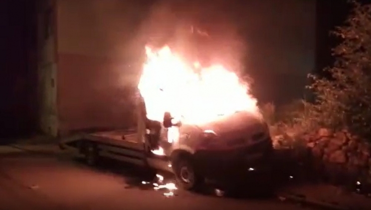 Park Halindeki Kamyonet Cayır Cayır Yandı