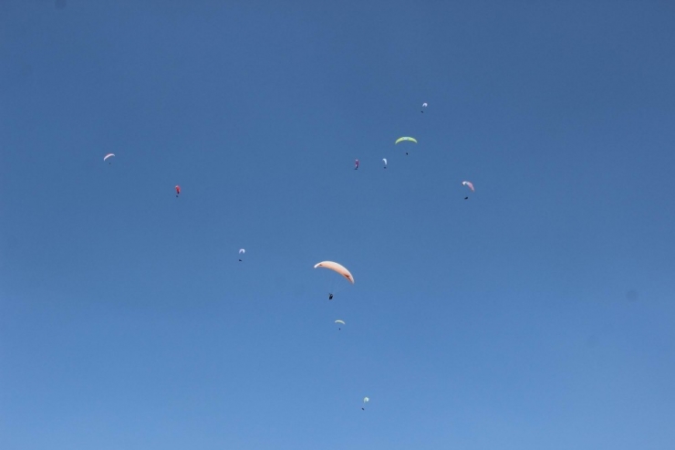 Kayseri’de Yamaç Paraşütü Şöleni