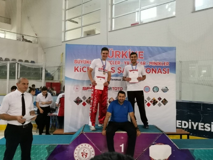 Kayserili Kickboks Sporcular Erzurum’dan 5 Şampiyonlukla Döndü