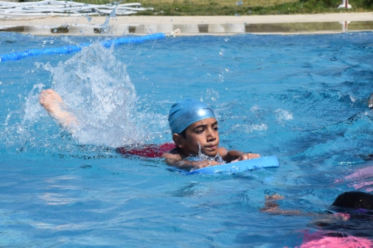 Yunusemre’de Bin Öğrenci Yüzme Öğreniyor