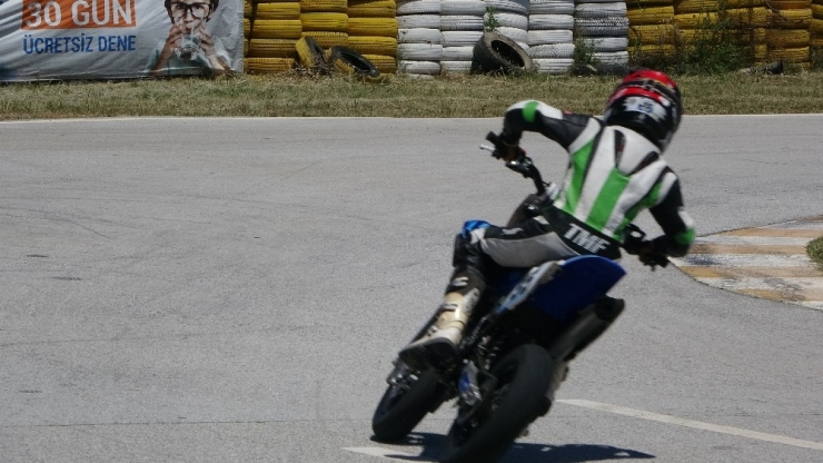 Uşak’ta ‘Süpermoto’ 2. Ayak Yarışması Nefes Kesti