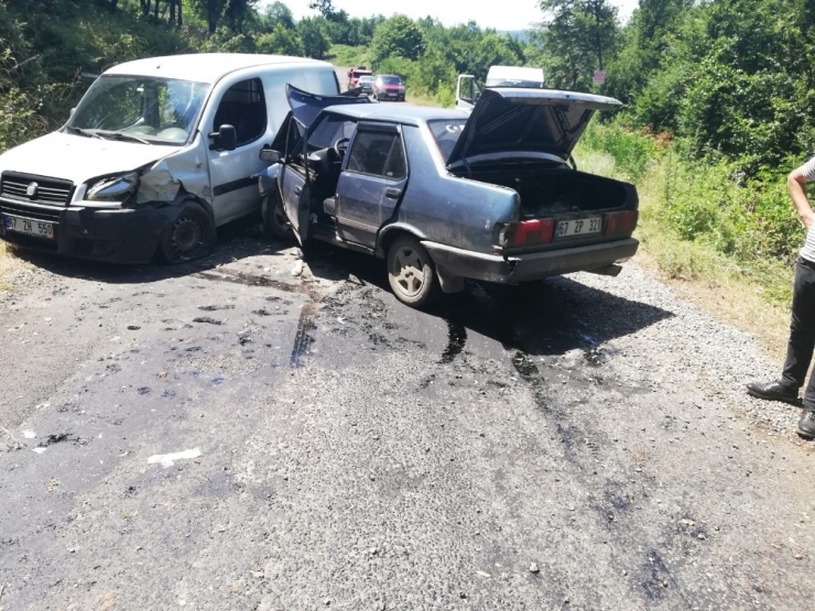 Ehliyetsiz Sürücü Ekmek Dağıtım Aracına Çarptı