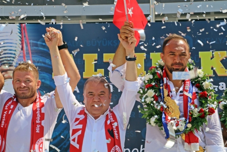 Antalya’da Birlerce Kişi Kırkpınar Başpehlivanı Ali Gürbüz İçin Bir Araya Geldi