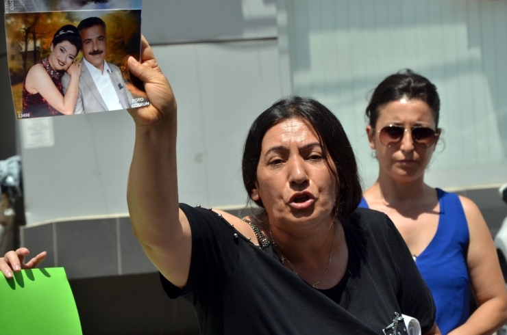 Şiddet Gördüğü Eşinden Boşanmak İsteyen Kadın Adliye Önünde Eylemini Sürdürdü