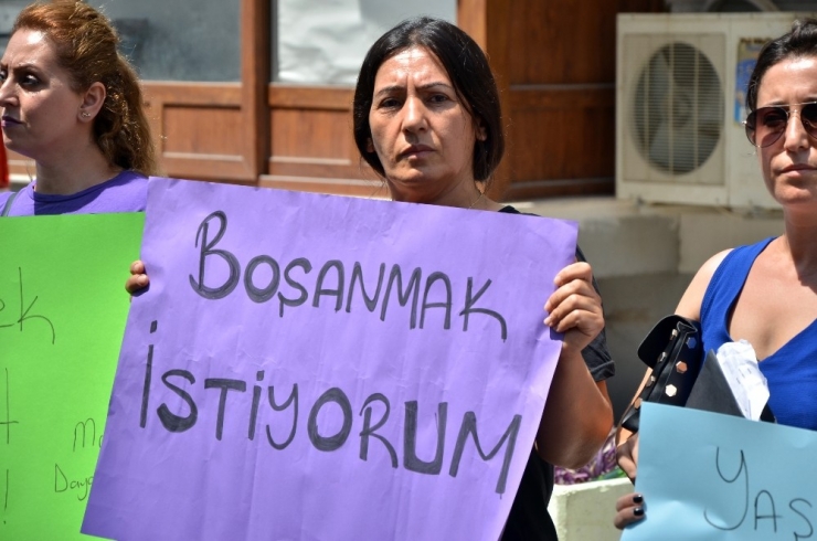 Şiddet Gördüğü Eşinden Boşanmak İsteyen Kadın Adliye Önünde Eylemini Sürdürdü