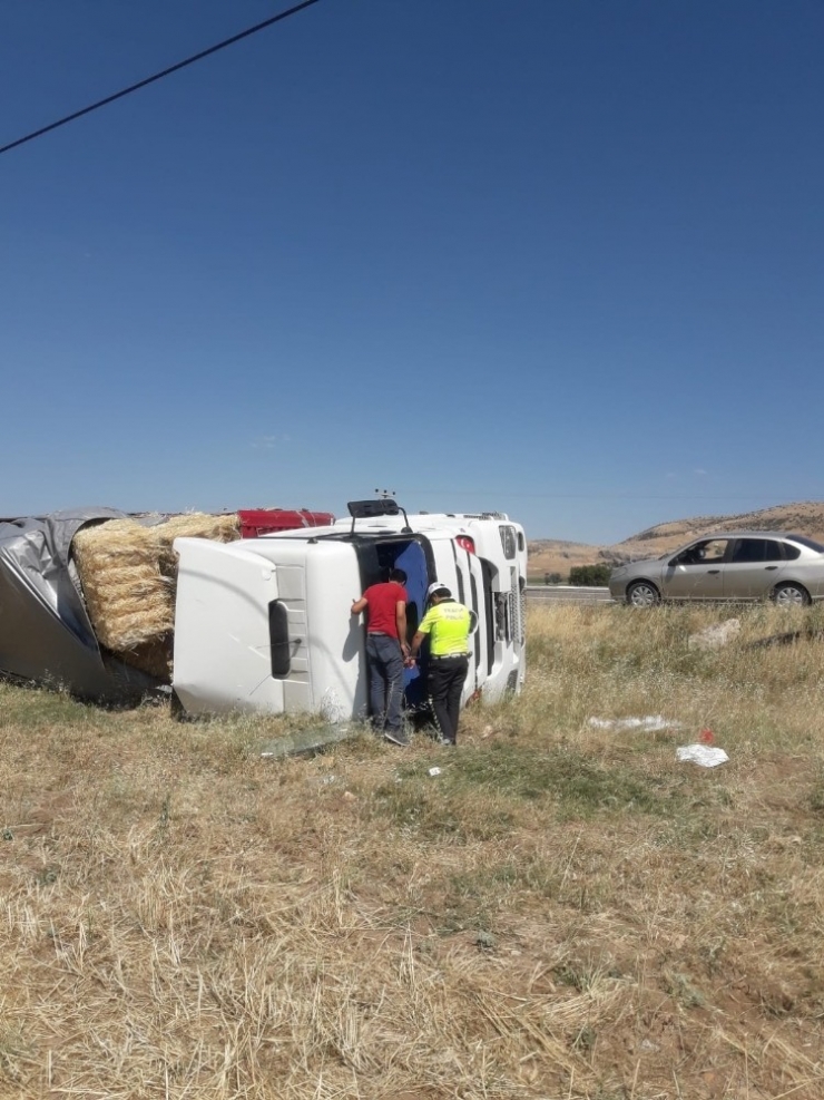 Gölbaşı’nda Saman Yüklü Tır Devrildi