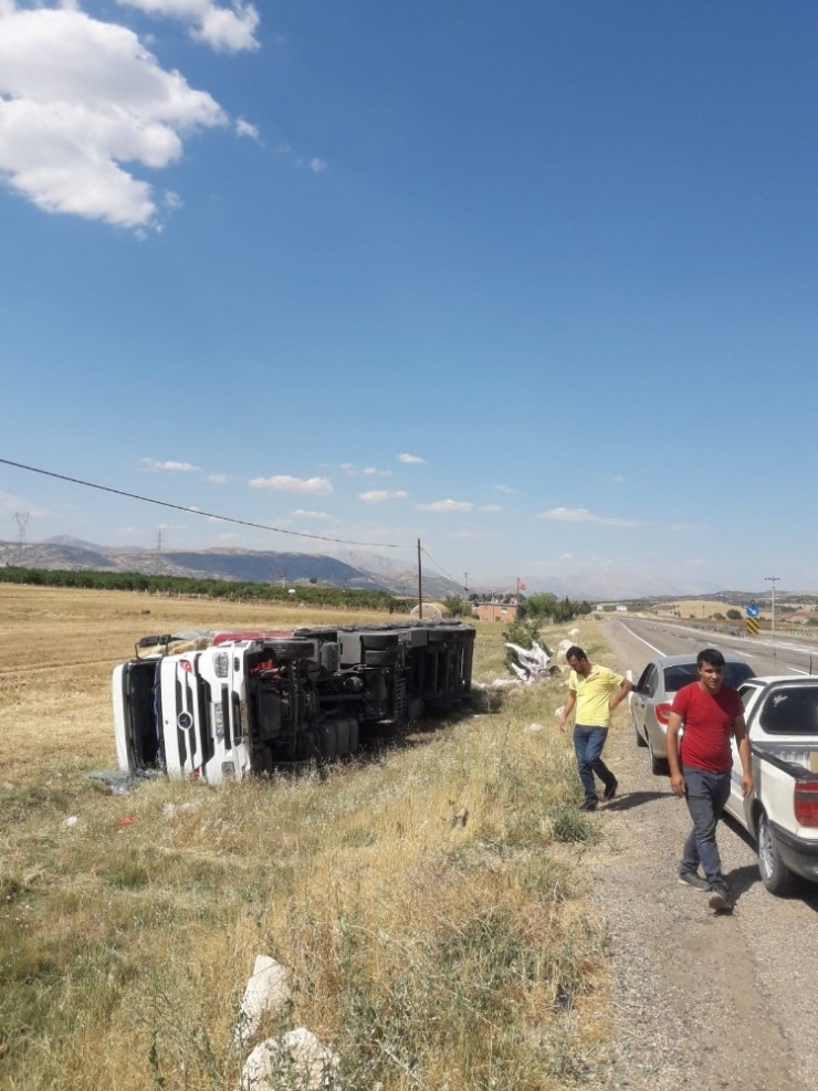 Gölbaşı’nda Saman Yüklü Tır Devrildi