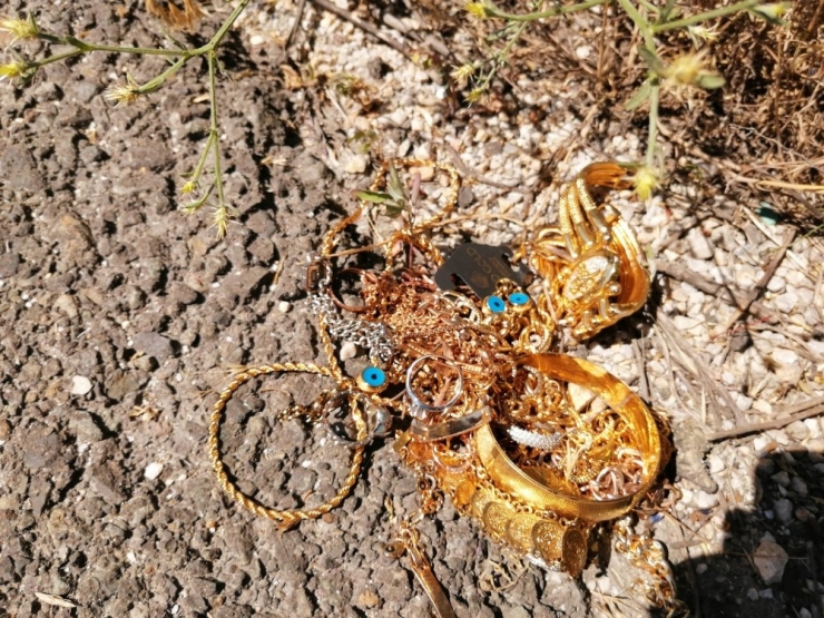 Yol Kenarında 1,5 Kilo Ağırlığında Ziynet Eşyası Bulan İşsiz Genç Polisi Aradı