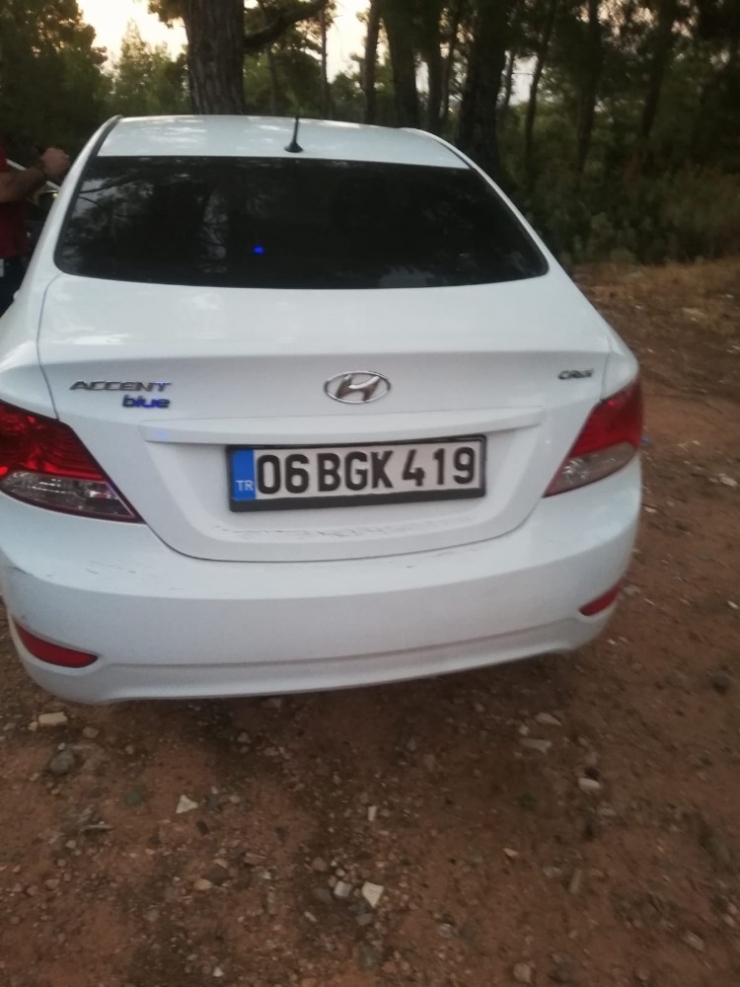 Polis Yüksek Ses İhbarı İçin Geldiği Araçta Cesetle Karşılaştı