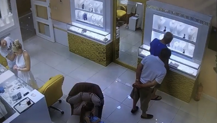 Hırsızlardan Biri Tezgahtarı Oyalayıp Diğeri Kaşla Göz Arasında Altın Bileziği Çaldı