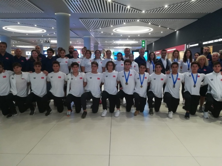 Genç Yüzücüler Yurda Döndü