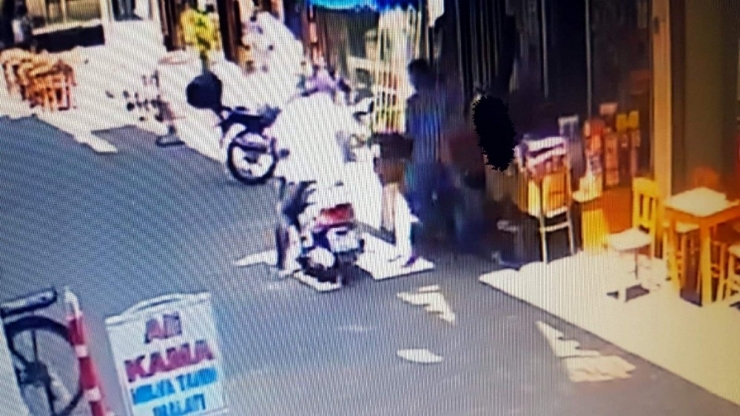 Silah Satıcısını Bacağından 4 Kez Vurdu, Kurşunların Arasında Kalan Müşteri Ölümden Kıl Payı Kurtuldu