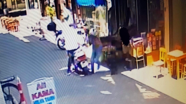 Silah Satıcısını Bacağından 4 Kez Vurdu, Kurşunların Arasında Kalan Müşteri Ölümden Kıl Payı Kurtuldu