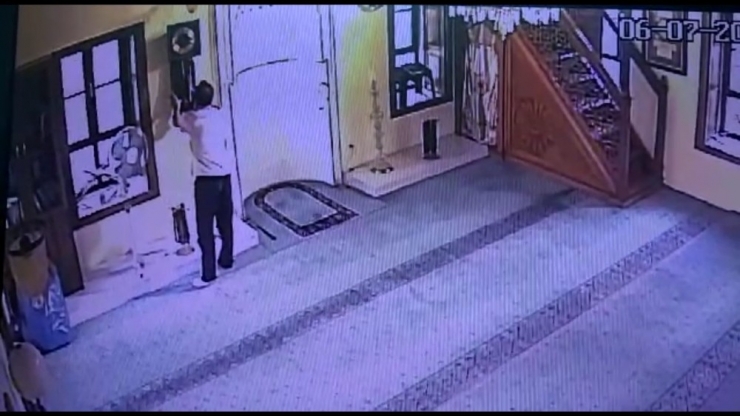 Önce Namaz Kıldı, Sonra Camideki Tarihi Saati Çaldı...o Anlar Kamerada