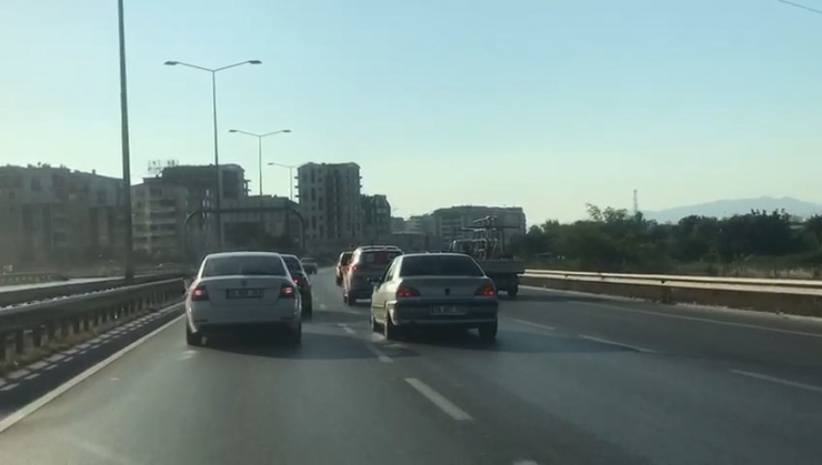 Trafik Magandalarının Diğer Sürücüleri Tehlikeye Atma Anı Kameralara Yansıdı