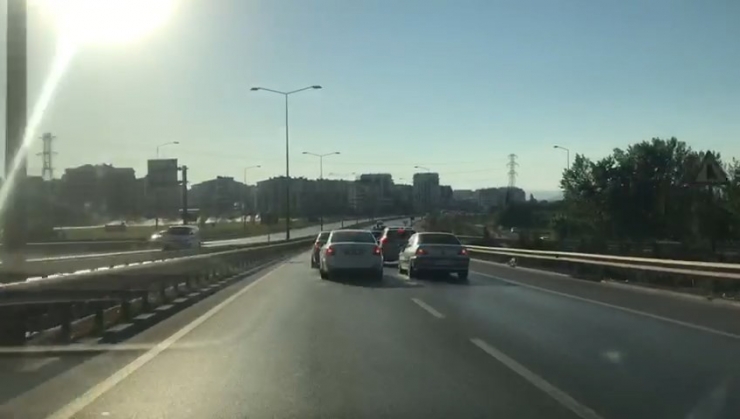 Trafik Magandalarının Diğer Sürücüleri Tehlikeye Atma Anı Kameralara Yansıdı