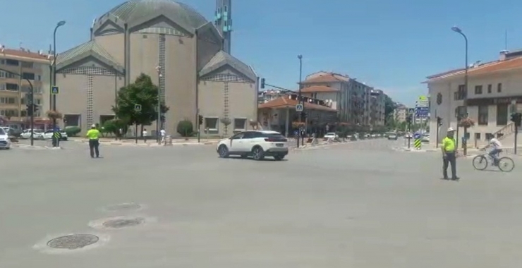 Elektrikler Kesildi, Trafiğin Kontrolü Polislere Kaldı