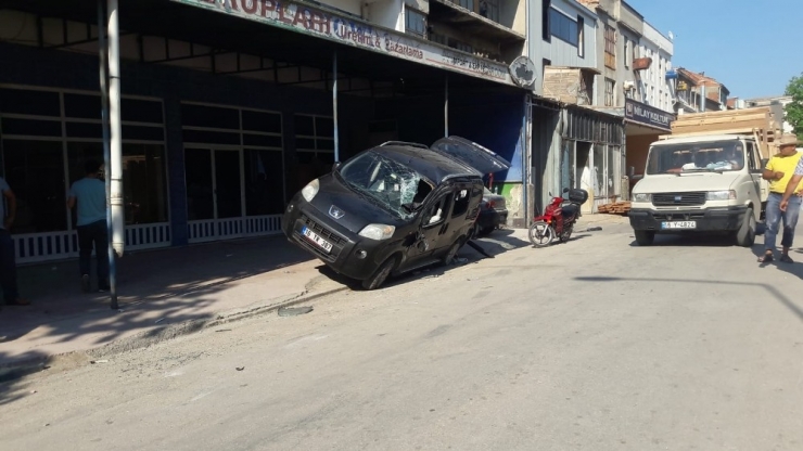 Kamyonet İle Hafif Ticari Araç Çarpıştı: 1 Yaralı