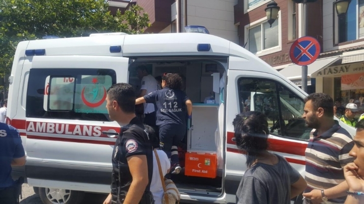 Üvey Annesini Sokak Ortasında Bıçakladı