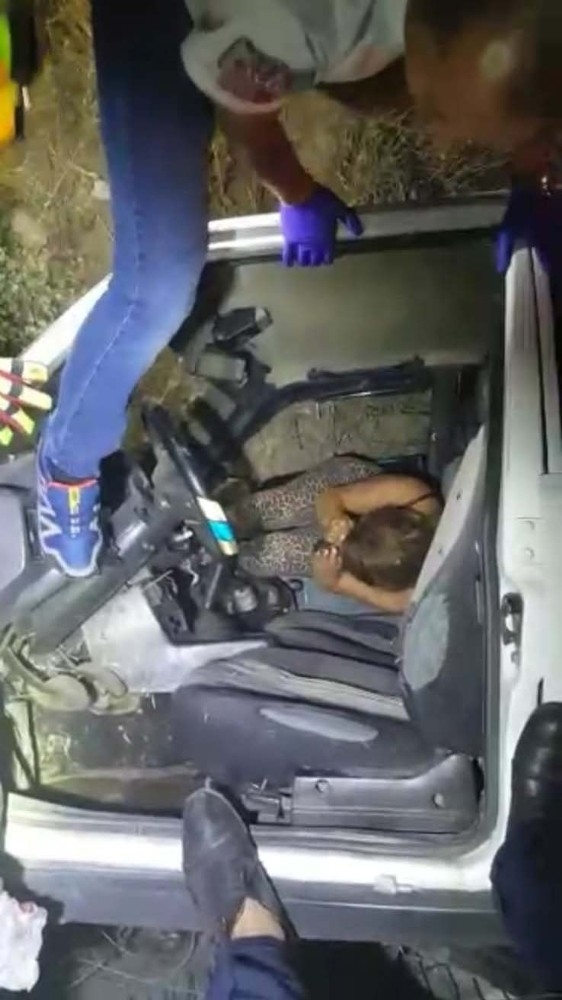 Kazada Yaralanan Ve Şoka Giren Kadın Araçtan Çıkmak İstemedi