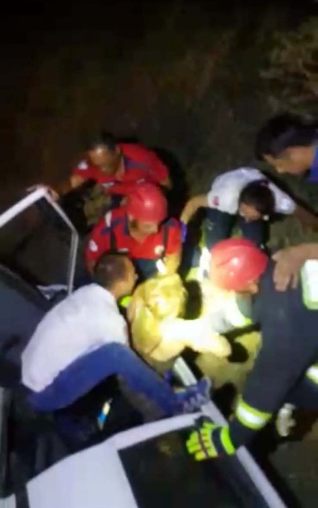 Kazada Yaralanan Ve Şoka Giren Kadın Araçtan Çıkmak İstemedi