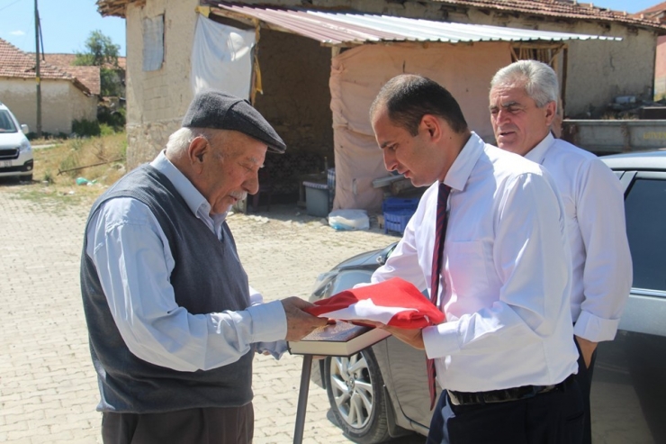 Dumlupınar’da Şehit Babasına Bayrak Ve Kur-an’ı Kerim Hediye Edildi