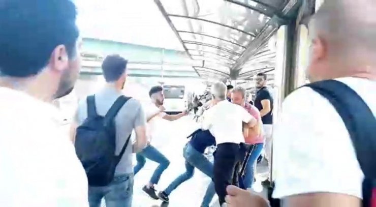 Metrobüs Durağında Tekme Ve Tokatlı Kavga Kamerada